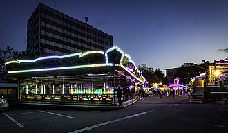 Bunt erleuchteter Autoscooter am Abend