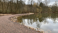 ein Weiher mit befestigtem Rundweg