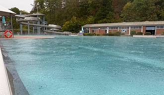 Schwimmerbecken bei Regen