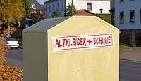 Ein hellbeigefarbener Container mit derm Aufdruck Altkleider plus Schuhe