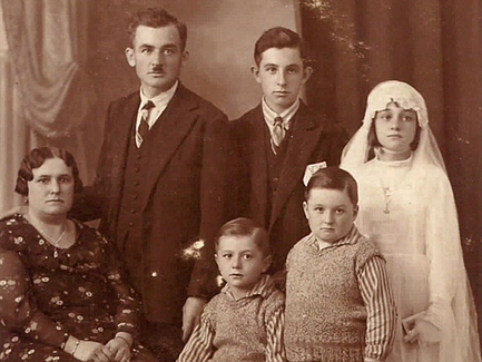 Fam_Wiedersporn Altes Foto einer sechsköpfigen Familie.