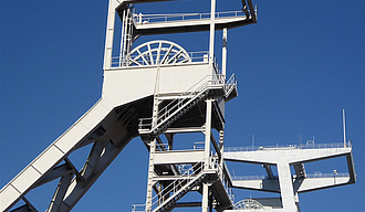 Ein Förderturm vor blauem Himmel