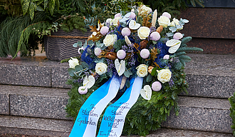 gedenken171124130.jpg Ein Kranz mit blauen und weißen Blumen