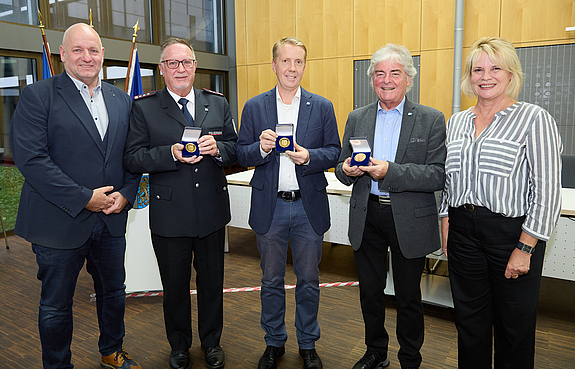 V.l.n.r.: Bürgermeister Christof Sellen, Herbert Broy, Alexander Benzmüller, Hans Agostini und Oberbürgermeisterin Christiane Blatt (2018-2024) bei der Überreichung der Bürgermedaille am 26. September 2024. (Foto: Thomas Wieck) csm_stadt260924410__e846ca219f
